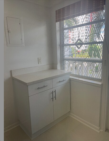 Bar Island in kitchen area - 3181 S Ocean Dr