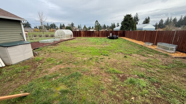 Building Photo - Spacious 3 bed 1 bath, big yard, pets ok, see walkthrough video