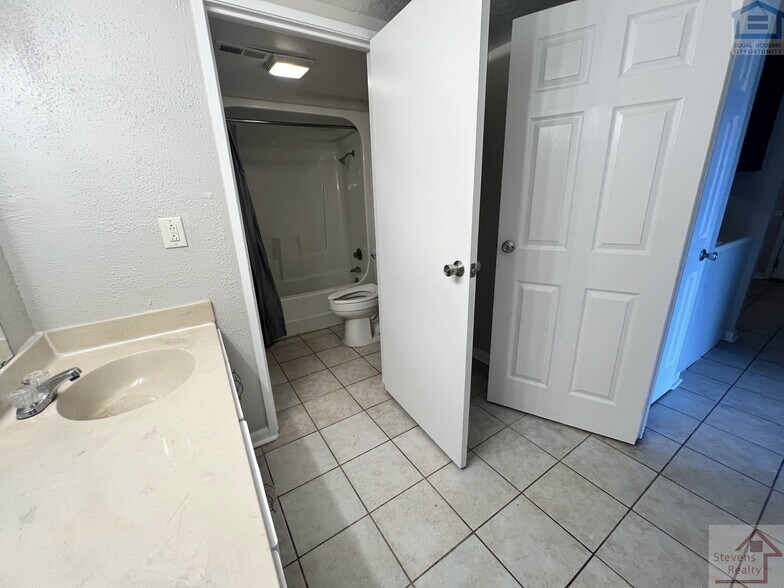 Building Photo - 915 S Seminole Dr