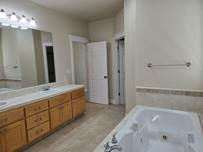 Building Photo - 105 Sterling Oaks Dr