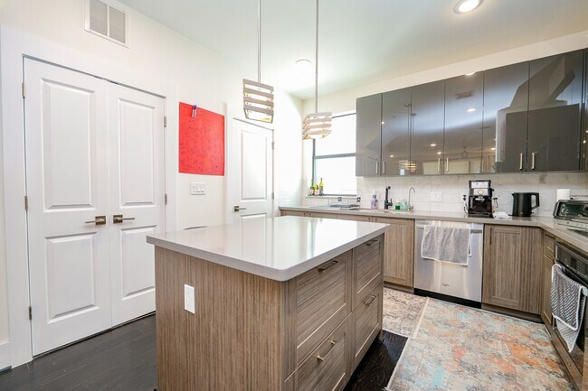 Building Photo - 2401 Crawford St