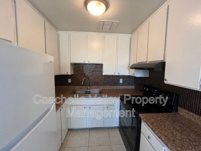 Building Photo - 556 E Chuckwalla Rd