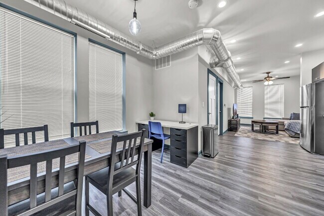 Building Photo - Furnished 2-Bedroom, 2-Bath Apartment near the Medical Campus
