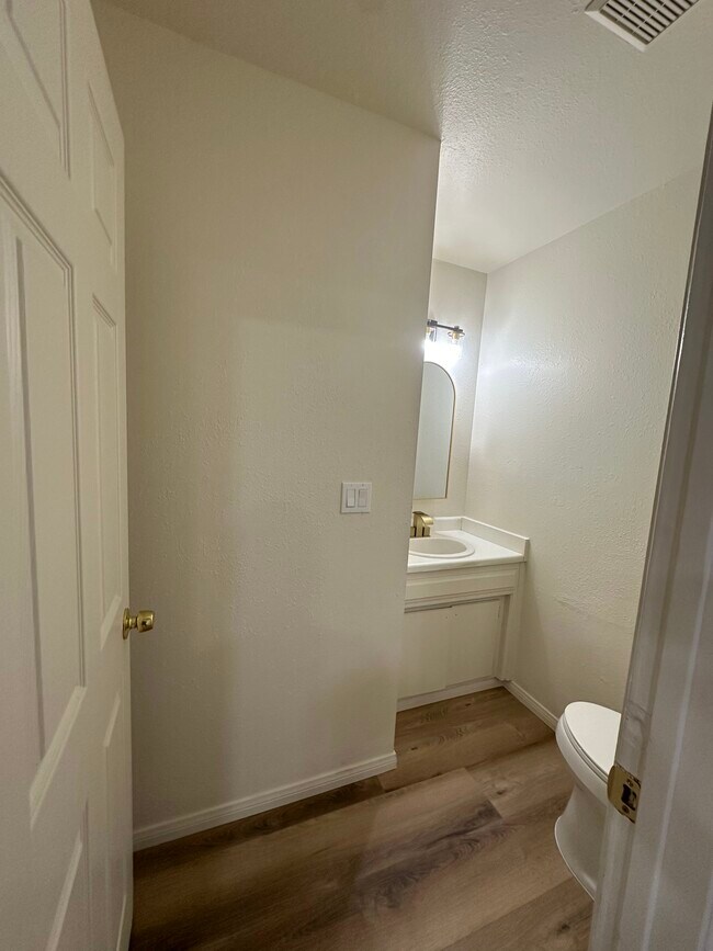 Building Photo - 519 E Ridgecrest Blvd