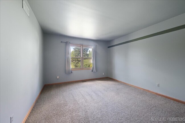 Building Photo - 13 Saddlewood Ct