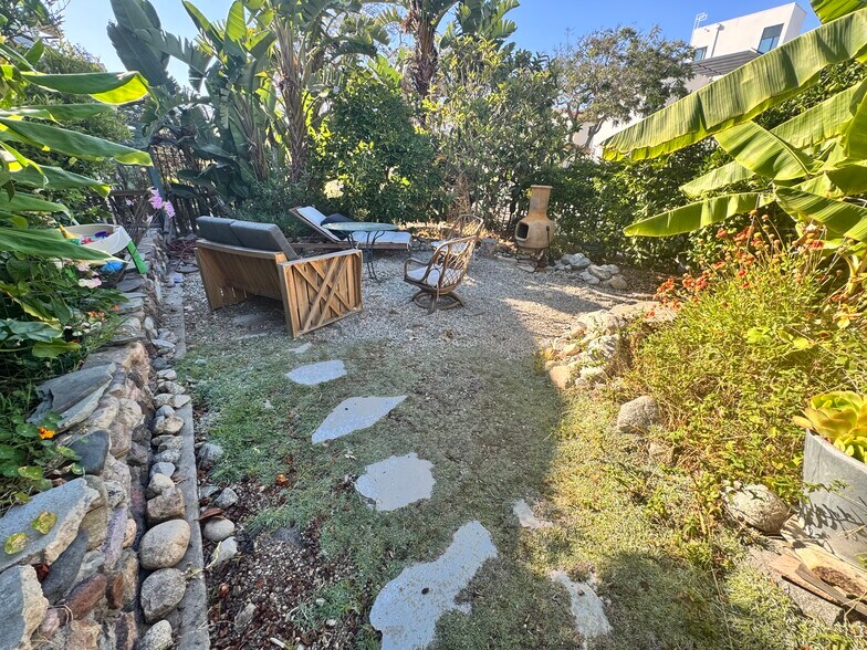 Front yard seclusion - 3243 Mountain View Ave
