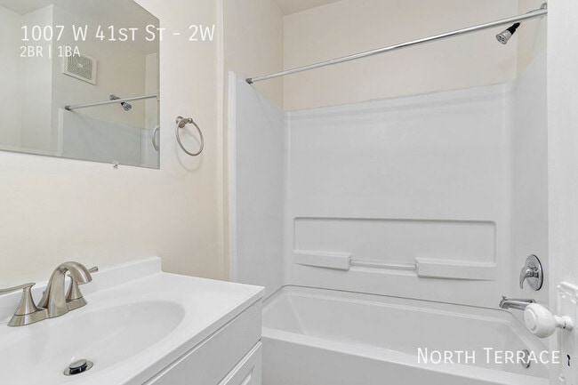 Building Photo - 1007 W 41st St