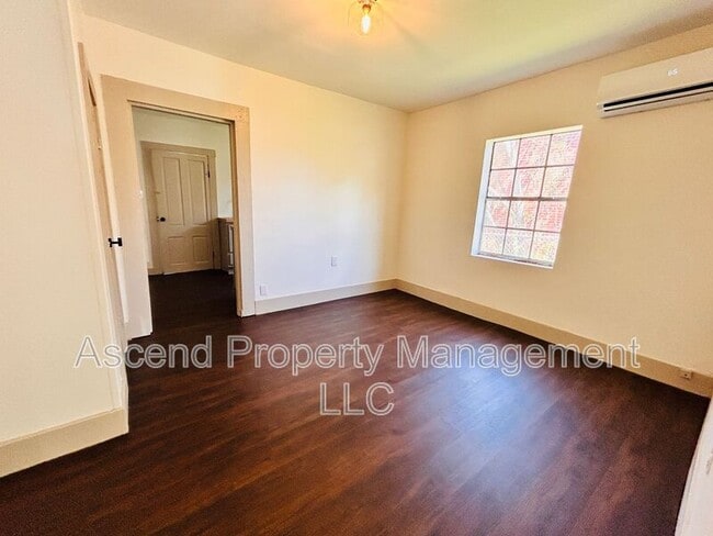 Building Photo - 727 Henderson Ave