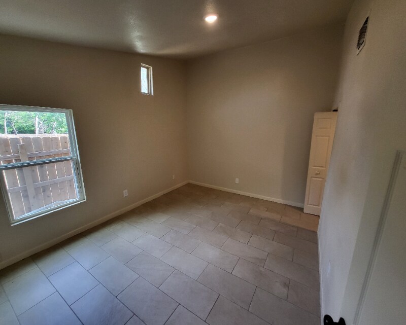 Building Photo - 118 Esmeralda Dr