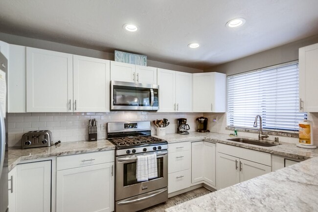 Building Photo - 824 Island Ct