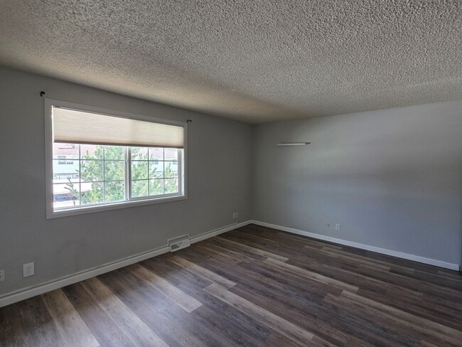 Building Photo - Great 3 Bedroom Townhouse In Aurora!