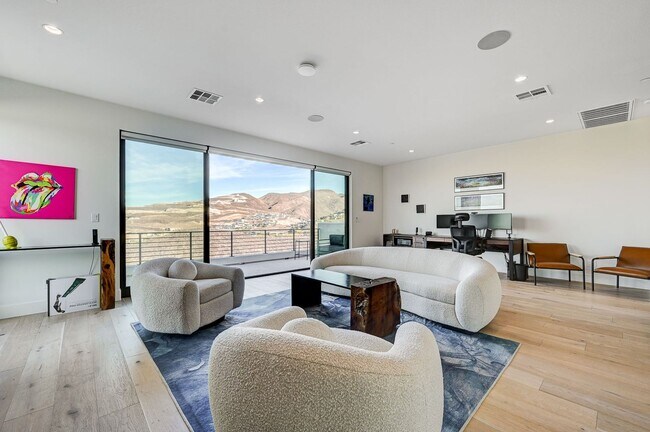 Building Photo - Amazing Golf Course and Las Vegas Valley V...