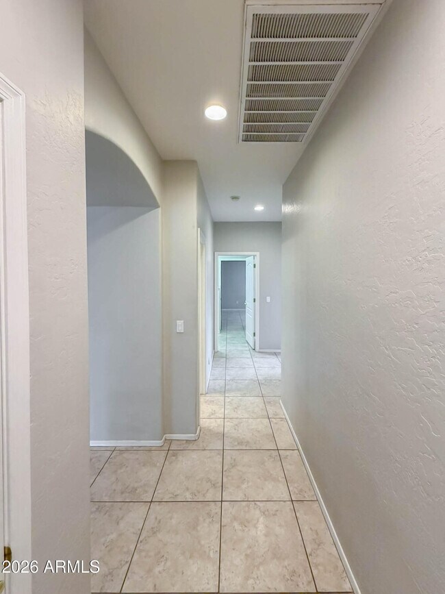 Building Photo - 203 W Cedar Dr