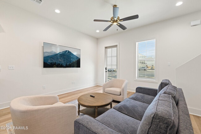 Building Photo - 105 Steiner Oaks