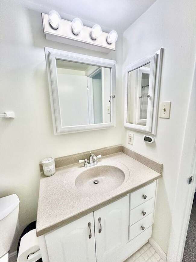 Building Photo - Convenient, beautiful, fully furnished and...