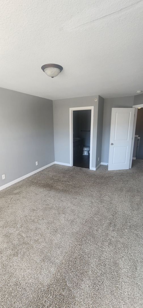 Building Photo - Beautiful 3 Bed Town Home for Rent