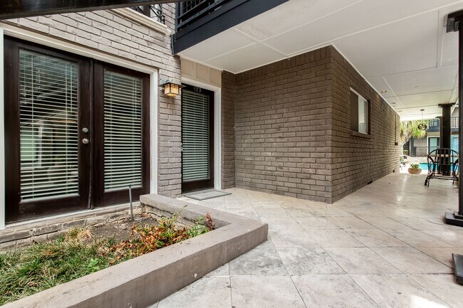 Building Photo - 10205 Regal Oaks Dr