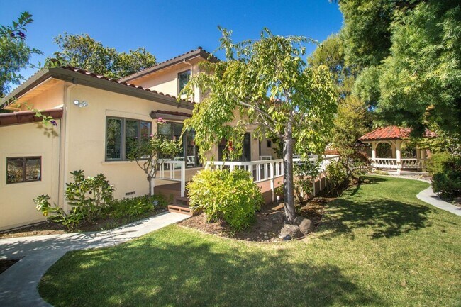 Building Photo - Spacious Executive Home in the Heart of Mi...