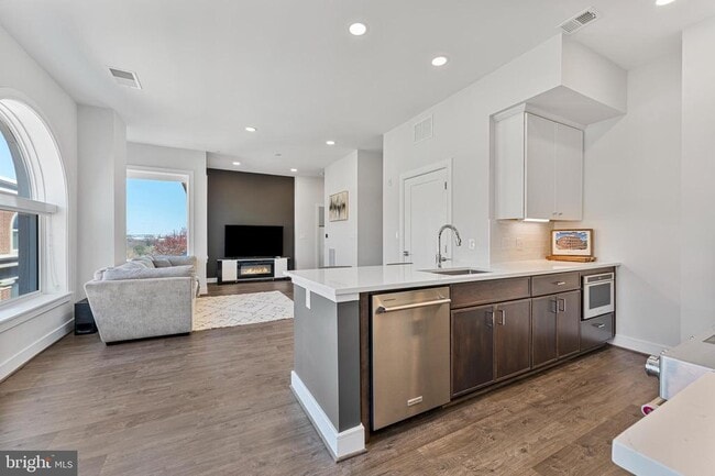 Building Photo - 635 Slaters Ln