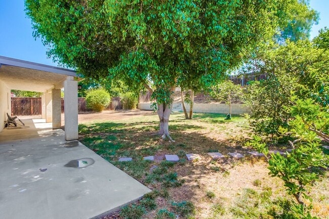 Building Photo - Beautiful 3 Bedroom + Den Home in the Foot...