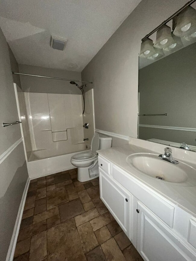 Building Photo - Large 3 bed/2.5 bath, 3-story condo with B...
