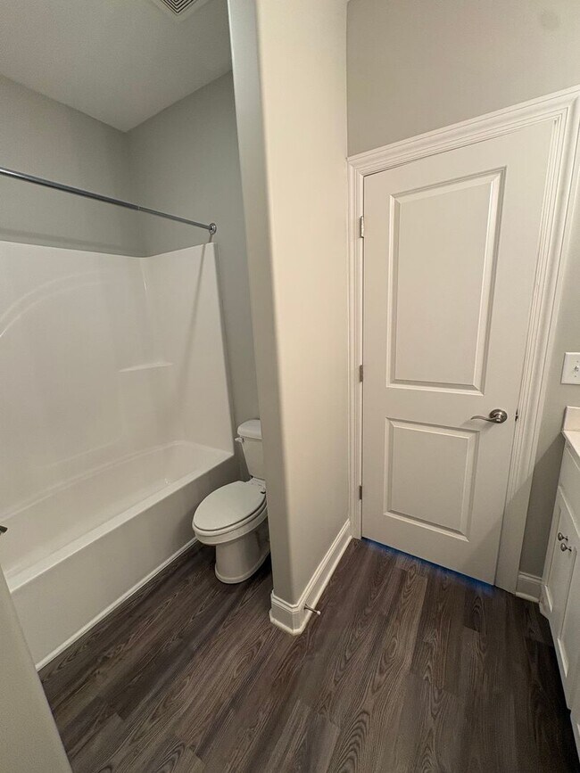 Building Photo - LUXURY TOWNHOME  IN THE CENTER OF MANCHESTER!