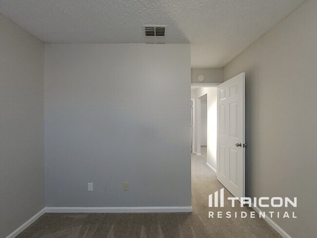 Building Photo - 3210 Chantilly Ct