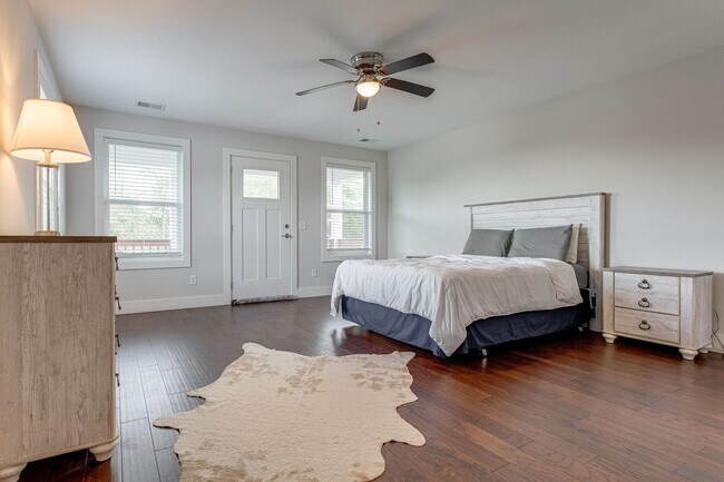 Building Photo - Available Now! 4 Bed, 3.5 Bath, Convenient...