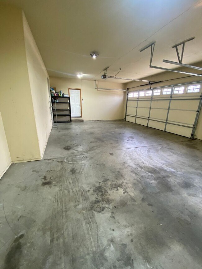 Building Photo - April Rent FREE - Triple Car Garage