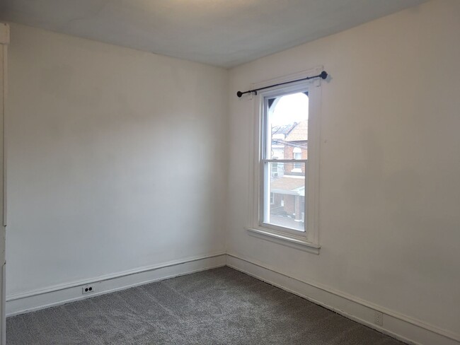 Building Photo - Available July 5, 2026! Spacious 4 bedroom...