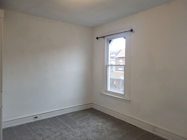 Building Photo - Available July 5, 2026! Spacious 4 bedroom/2 bath in Oakland - Close to Pitt Campus!