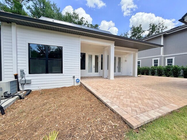Building Photo - Brand New Custom 5/3.5 Home Steps from Downtown Winter Garden!
