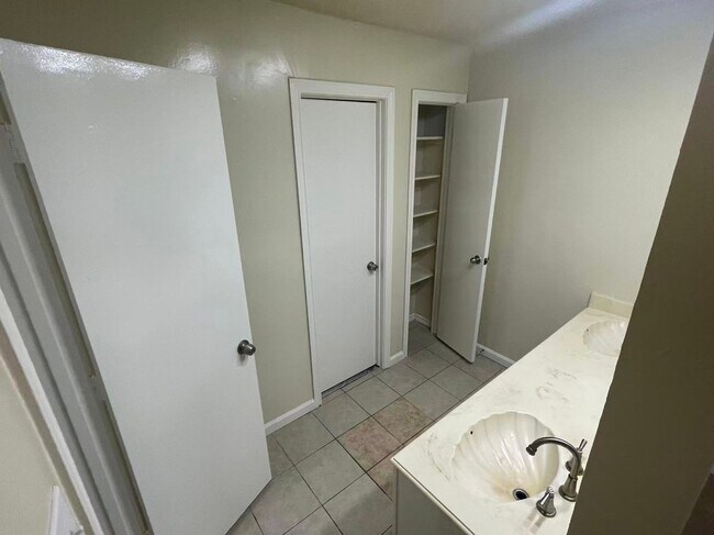 Building Photo - Beautiful 4 Bedroom 2 Bathroom in Plano!