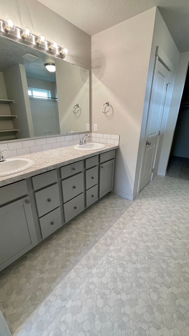 Building Photo - $2,199.00 / Large 4 bed 2 bath / 3 car gar...