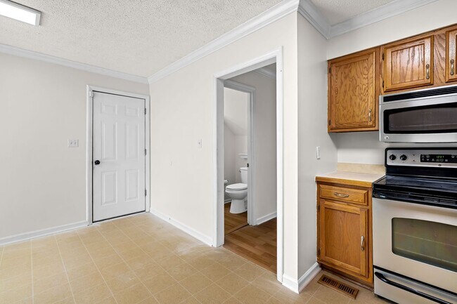 Building Photo - West Knoxville 37922 - Freshly painted and move-in ready, 3-bedroom, 2.5-bath home - Contact Matt...