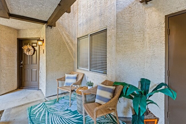 Building Photo - Beautifully Updated 2 Bed/2 Bath in Guard-...