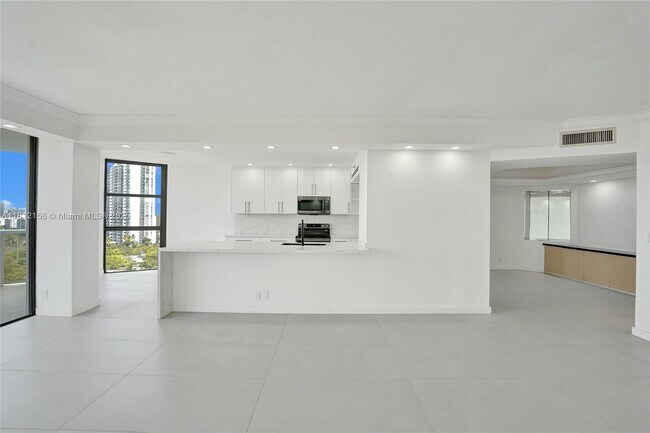 Building Photo - 20281 E Country Club Dr