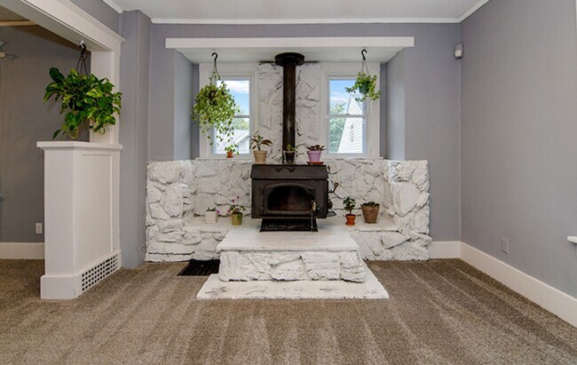 Building Photo - 1041 S 48th St
