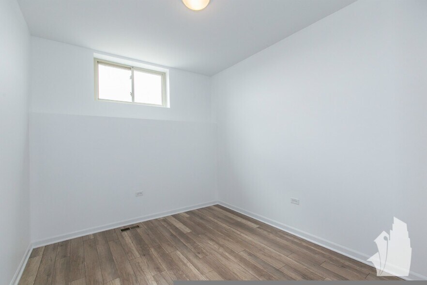 Building Photo - 2700 W North Ave