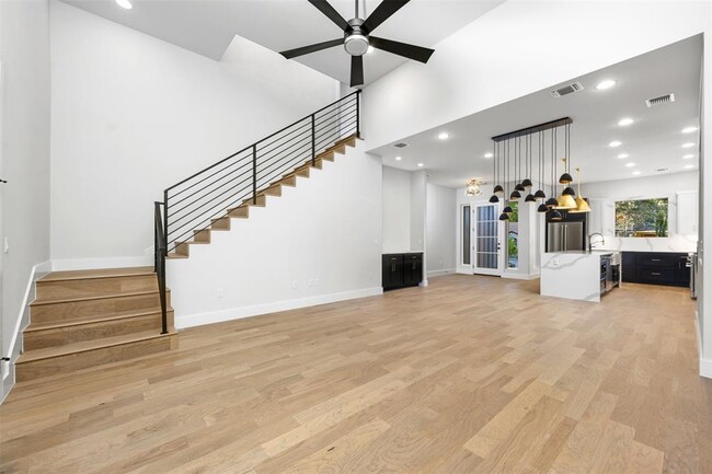 Building Photo - 407 El Paso St