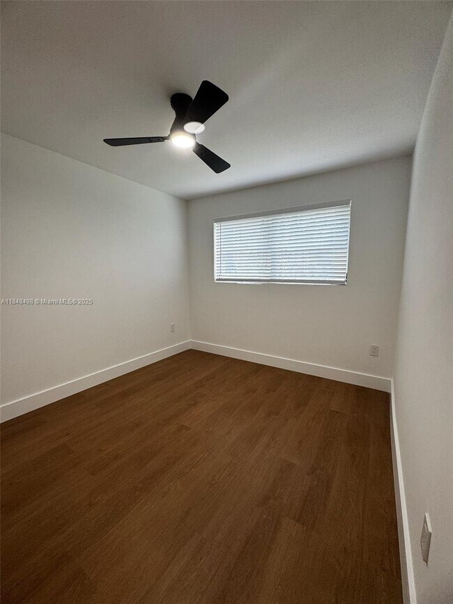 Building Photo - 1460 SW 24th Ct
