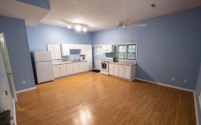 Building Photo - 327 Plantation Dr