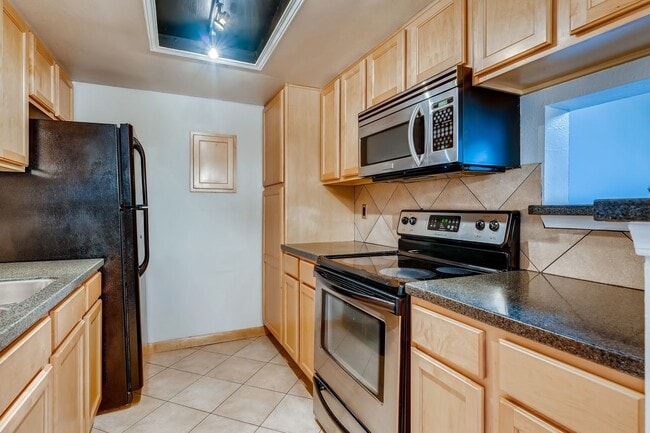 Building Photo - Stunning 2 Bedroom Near Lowry!!!!