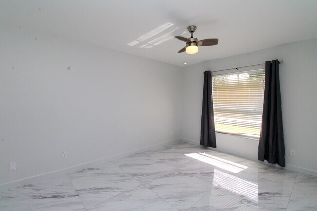 Building Photo - 2/2 REMODELED UNFURNISHED CONDO 1ST FLOOR ...