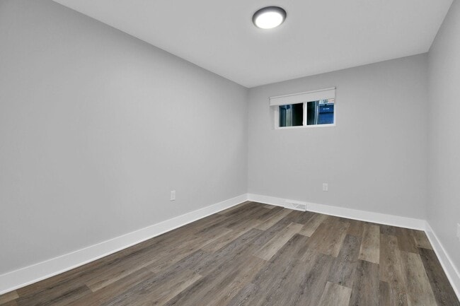 Building Photo - Freshly Renovated Duplex. Upstairs and Downstairs Units Available Now. Schedule a Schedule Today!