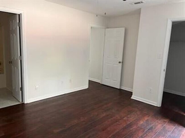 Building Photo - Remodeled downstairs condo in Madison city!
