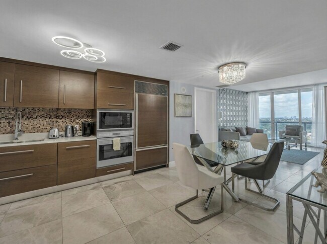 Building Photo - 485 Brickell Ave