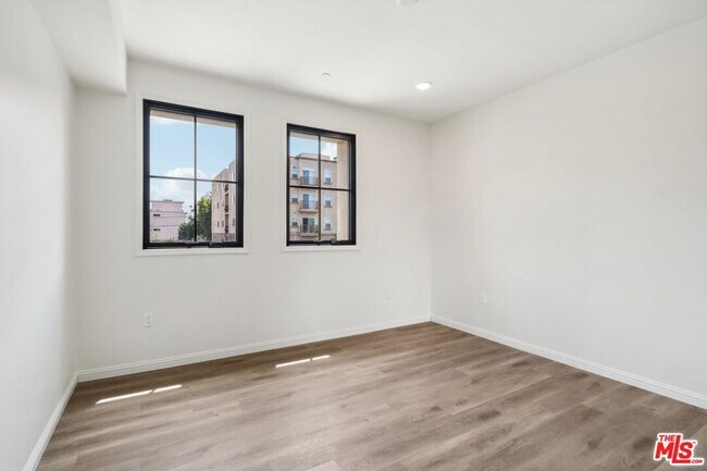 Building Photo - 951 S Wilton Pl