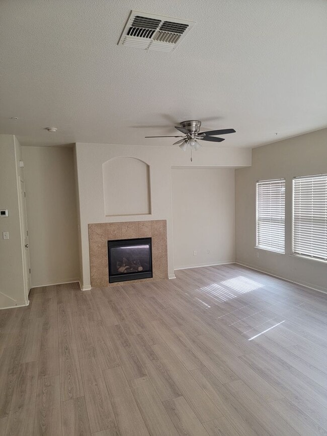 Building Photo - Adorable 3 bedroom 2.5 Bath Condo