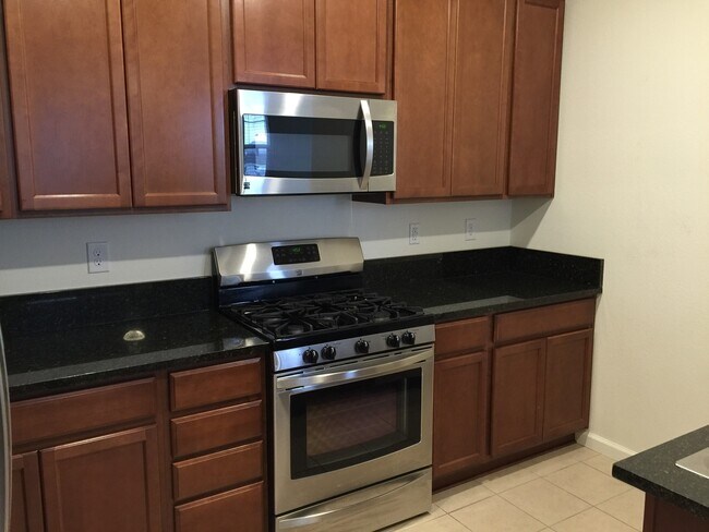 Building Photo - Lake View Resort Style Condo - Garage & Po...